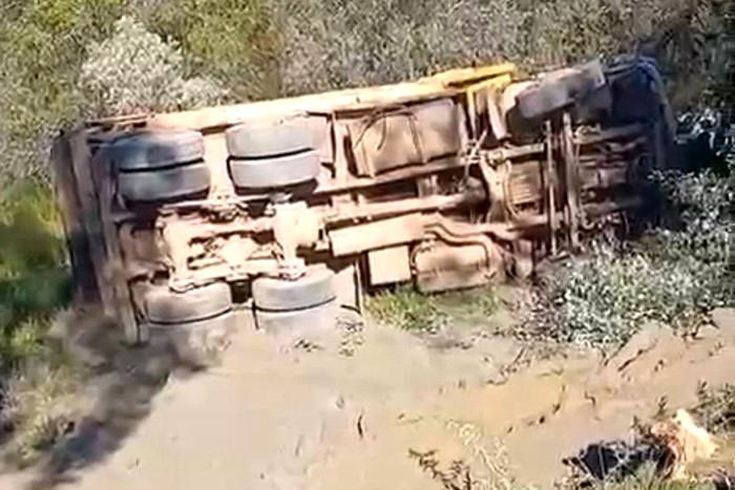 Alanya'da kamyon şarampole devrildi sürücü hayatını kaybetti