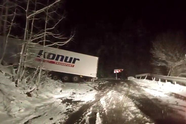 Ardahan-Artvin karayolunda kayan tır yolu kapattı, onlarca araç mahsur kaldı