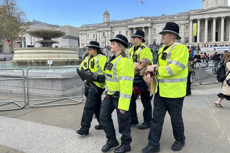 Londra'da Filistin protestosunda 212 kişi gözaltına alındı