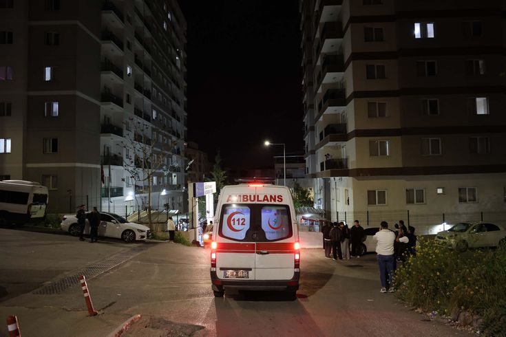 İzmir'de 28 öğrenci, gıda zehirlenmesi şüphesiyle hastaneye kaldırıldı