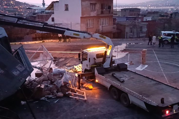 Freni boşalan kamyon okul bahçesine uçtu, sürücünün durumu ağır