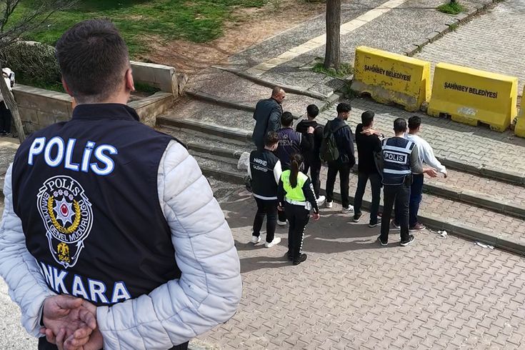 Ülke genelinde güvenlik tedbirleri artırıldı! Her okulun önüne 2 polis