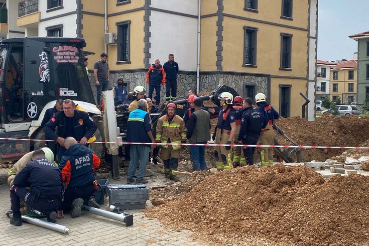 Manisa'da kanalizasyon çalışmasında göçük: 1 işçi toprak altında kaldı