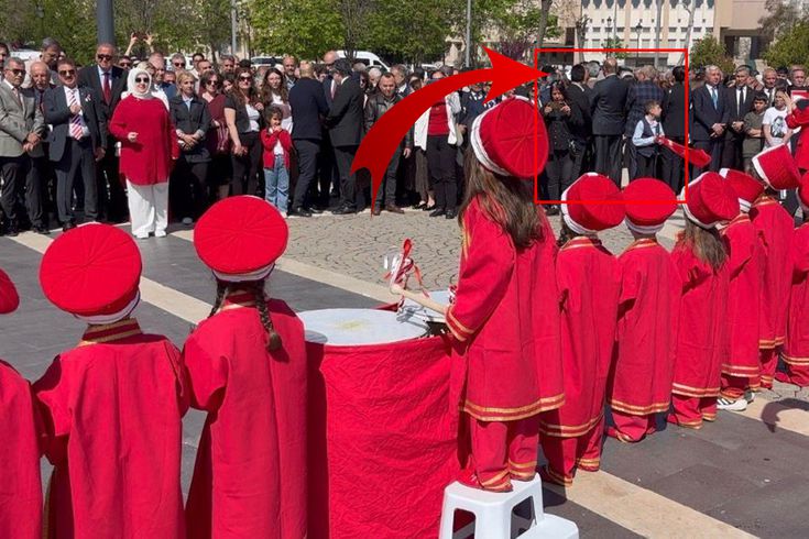 Изображение, не соответствующее духу 23 апреля! Члены НРП повернулись спиной к детям.