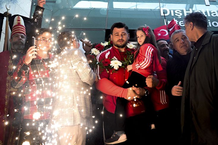 Rekortmen milli güreşçi Rıza Kayaalp'e başkentte coşkulu karşılama