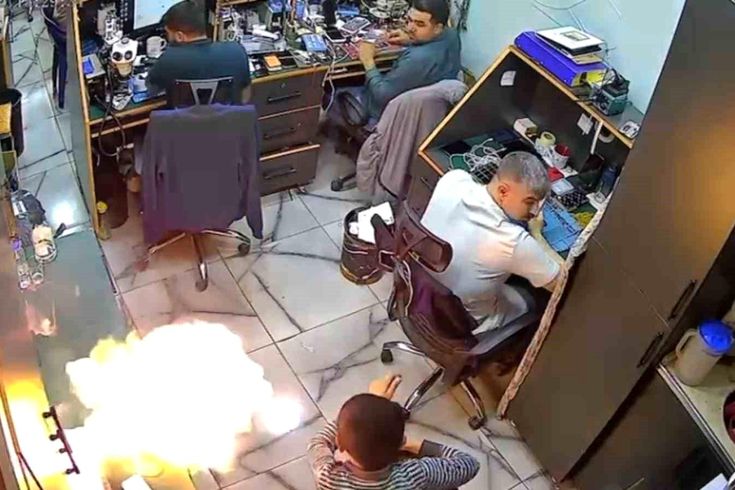 Tamircideki şarja takılı cep telefonu alev aldı
