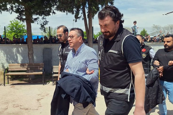Eski Halfeti Belediye Başkanı Şeref Albayrak, adliyeye götürülürken böyle bağırdı