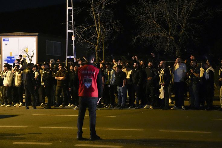 Fenerbahçe'ye Samandıra'da tepkili karşılama