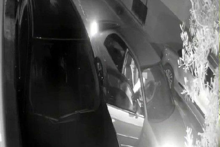 Otomobilden yol kenarına atılan kadının yardım çığlıkları sokağı inletti