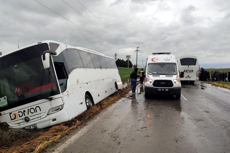 1 Mayıs kutlamalarına giden işçileri taşıyan otobüs yoldan çıktı; 1 yaralı