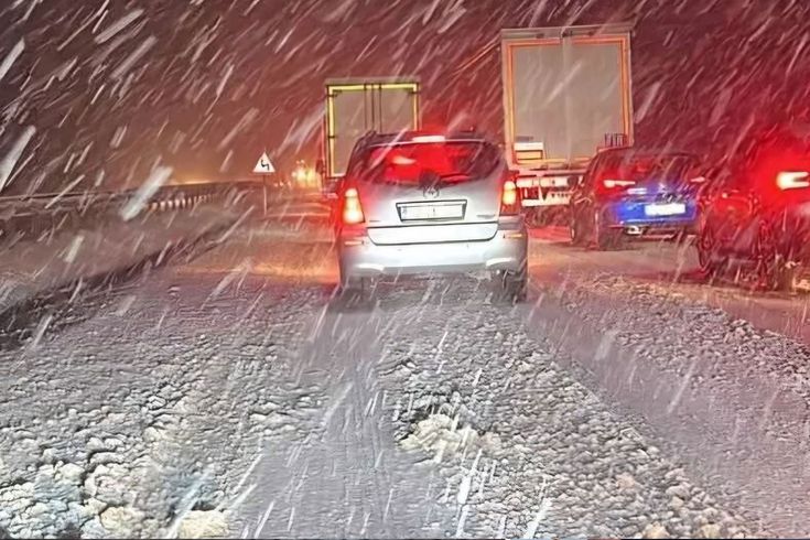 Afyonkarahisar'da kar esareti! Yollar kapandı, bakanlık uyardı