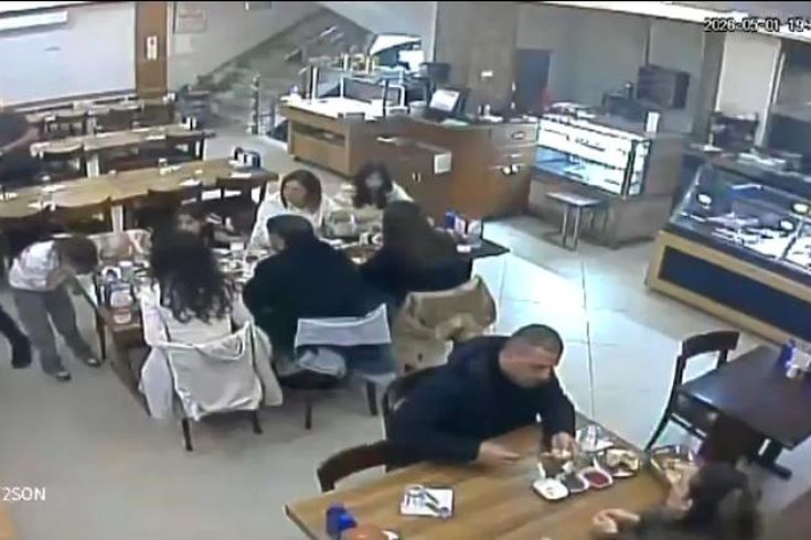 Nefes borusuna yemek kaçan küçük kızı restoran çalışanı kurtardı