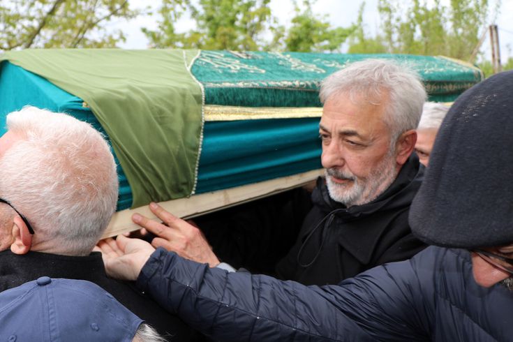Oyuncu Mehmet Aslantuğ, annesini son yolculuğuna uğurladı