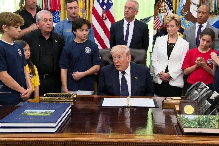 Trump'tan yanındaki çocuklara İran mesajı