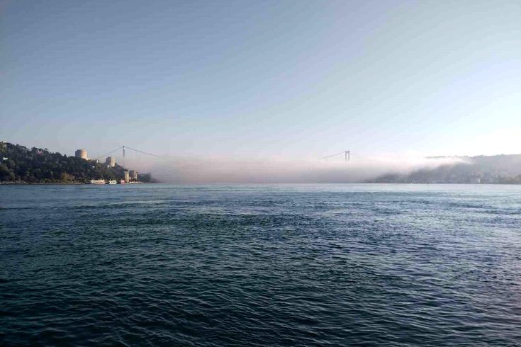 İstanbul Boğazı'nda yoğun sis etkili oldu, köprü neredeyse kayboldu