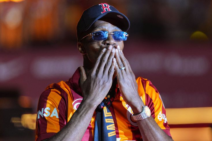 Wilfried Zaha beklenen imzayı atıyor