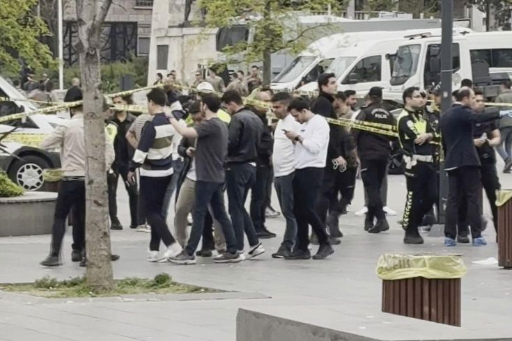 Beşiktaş İskelesi'nde karşılaştığı husumetlisini palayla kovaladı, polis ateş açtı: 4 yaralı