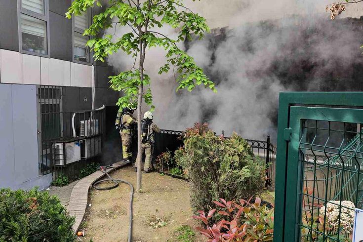 Kağıthane'de metruk binada başlayan yangın yanındaki binaya sirayet etti: 1 yaralı