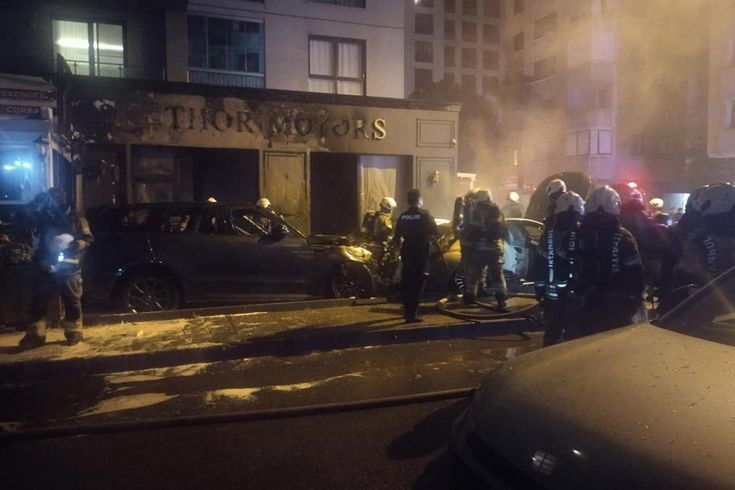 Kadıköy'de galeri önündeki araçlar alev alev yandı! Zarar çok büyük