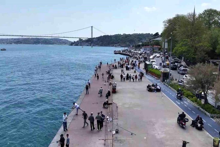 İstanbul'da güneşi gören sahile koştu