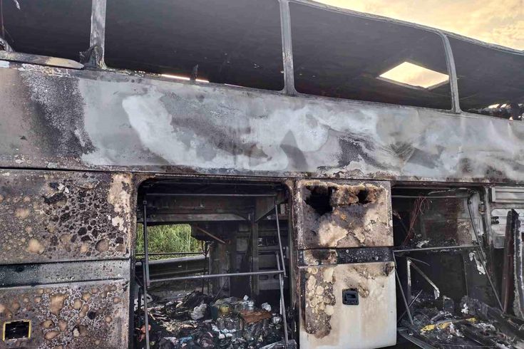 İzmir'den İstanbul'a geziye gelen tur otobüsü alev alev yandı