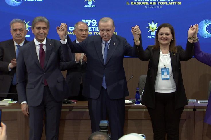 Mayor of Afyonkarahisar Burcu Köksal joins AK Party! President Erdoğan pinned her badge.