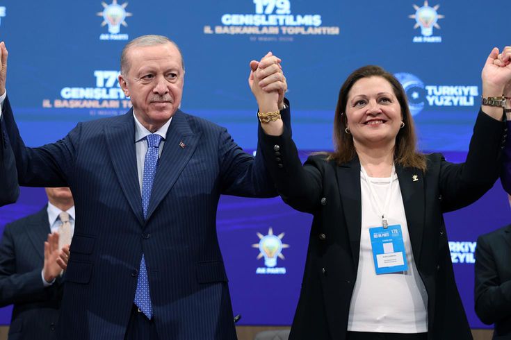 Burcu Köksal AK Parti'de! Rozetini Erdoğan taktı, ilk sözleri manidar
