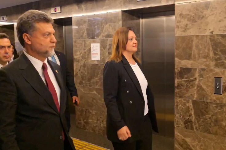 Бурджу Кёксаль, в здании штаб-квартиры партии AK Parti