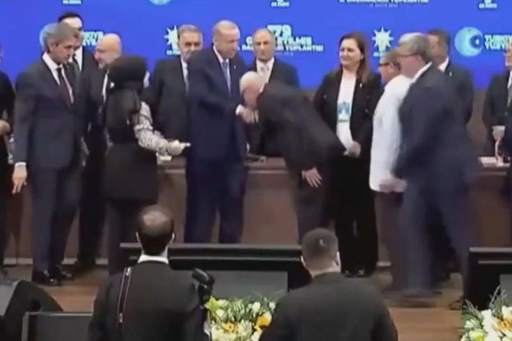 Rozeti taktı, Cumhurbaşkanı Erdoğan'ın elini öptü