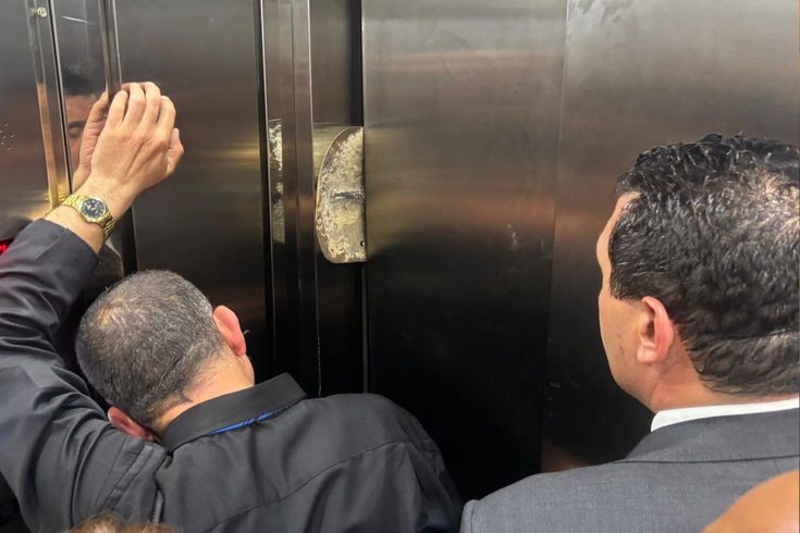 CHP'li heyet asansörde mahsur kaldı