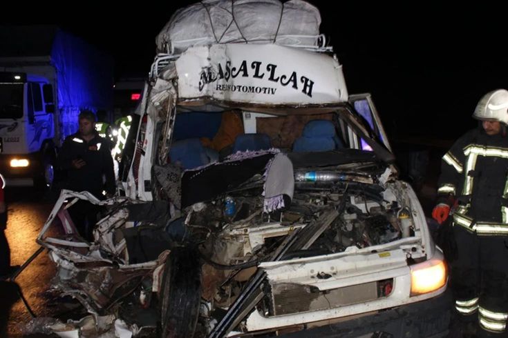 Aksaray'da tarım işçilerini taşıyan minibüs tıra çarptı: 12 yaralı
