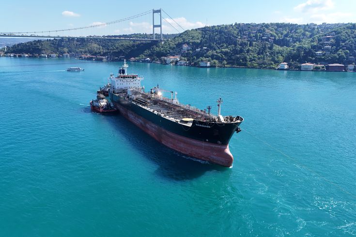 Drone saldırısına uğrayan gemi İstanbul Boğazı'nı kapattı
