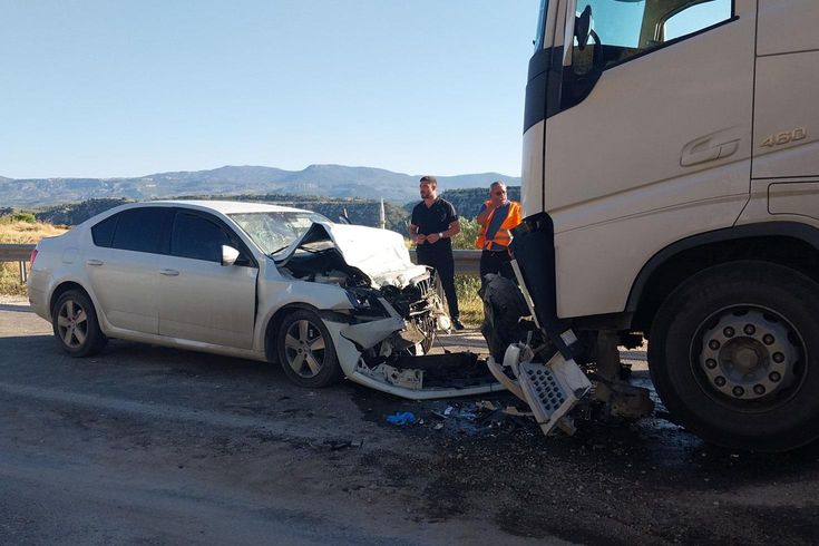 Car and truck collide head-on: Mother and daughter killed, father seriously injured