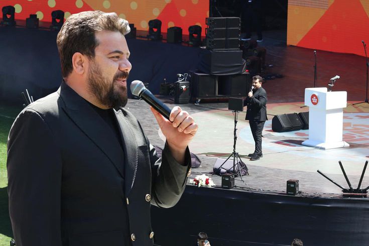 There is reaction from all walks of life to Eser Yenenler, who appeared on the AK Party's stage.