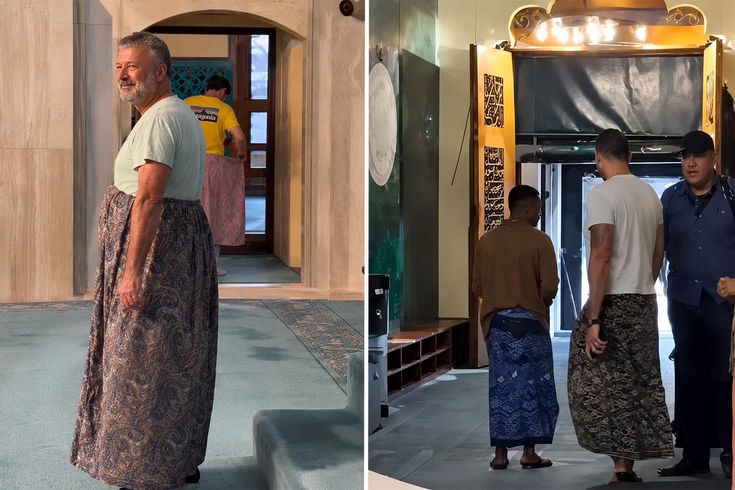 Bursa'da erkek turistler camiye etek giyerek girdi
