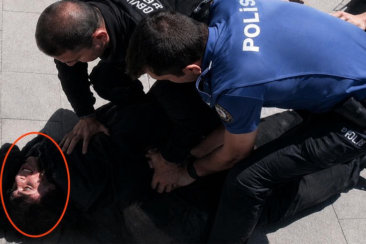 لحظة القبض على المهاجم الذي استشهد اثنين من شرطيينا في تشورلو على الكاميرا