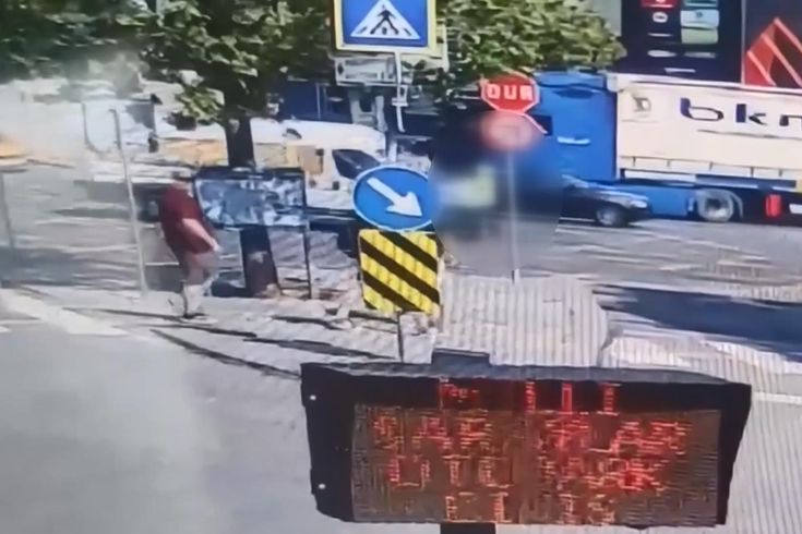 Dolmabahçe’de minibüsün çarptığı kadın trafik polisi ağır yaralandı; kaza kamerada