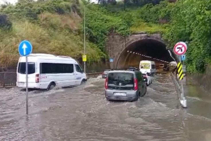 Maltepe'de tüneli su bastı; araçlar ilerlemekte güçlük çekti
