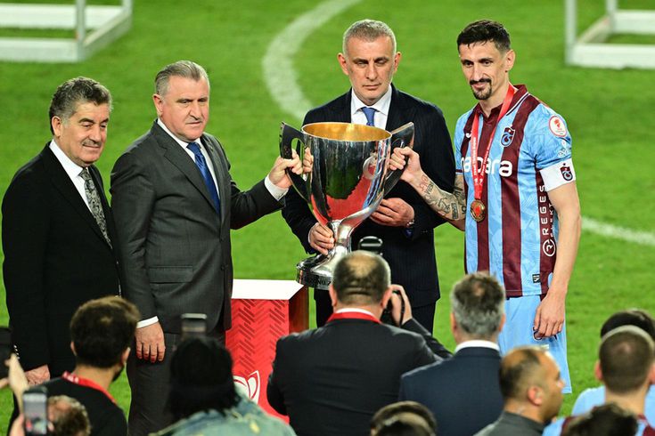 Polemik yaratan görüntü! Trabzonspor'a şampiyonluk kupasını İbrahim Hacıosmanoğlu verdi