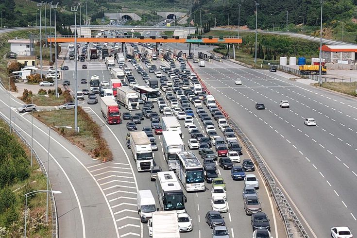 Tatilcilerin bayram çilesi erken başladı: İstanbul-İzmir otobanında kilometrelerce kuyruk oluştu
