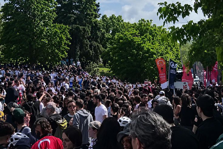 Bilgi Üniversitesi'nde eyleme devam eden öğrencilere polisten müdahale