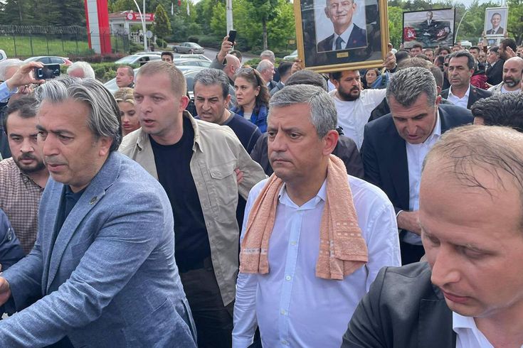 Озгюр Озел, покинувший штаб-квартиру НРП, направляется в Великое национальное собрание Турции.