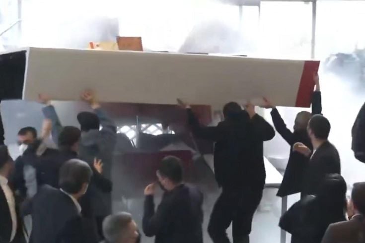 CHP Genel Merkezi'nin içi savaş alanına döndü! Göz gözü görmüyor