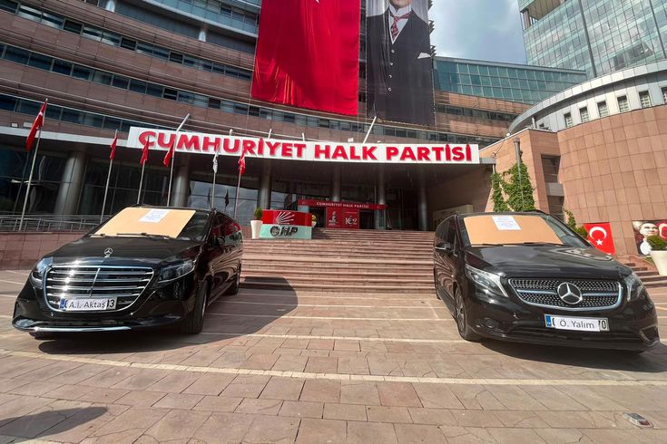 Kılıçdaroğlu, Özgür Özel'in iki makam aracını satışa çıkardı! Yazılan notlar çok konuşulacak