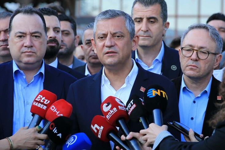 Özel'den namaz çıkışı Yeni parti kuracak mısınız? sorusuna net yanıt