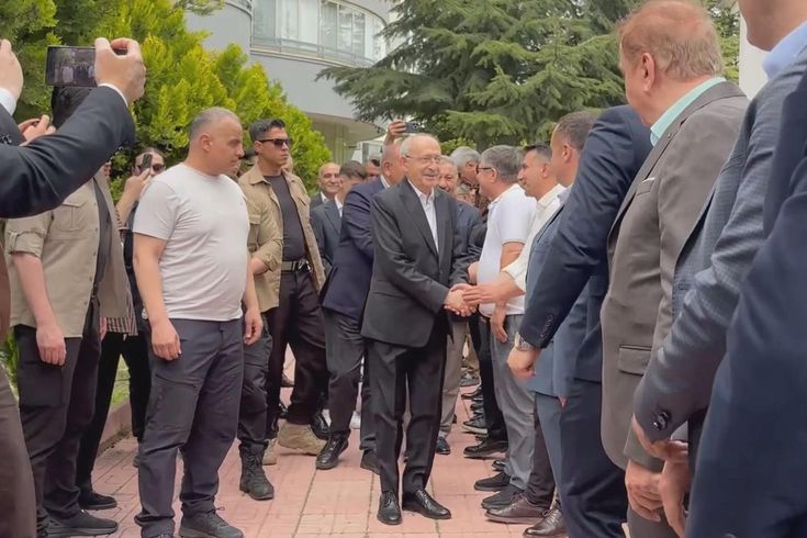 كليجدار أوغلو تبادل التهاني بالعيد مع أعضاء حزبه أمام منزله! وشارك في البرنامج جورسل تكين
