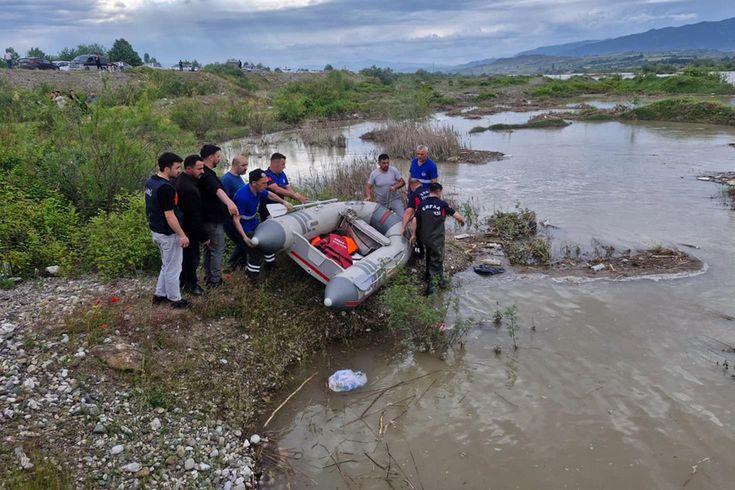 Tokat'ta elektrikli bisikletle Kelkit Çayına düşen 4 gençten 2'si kayıp