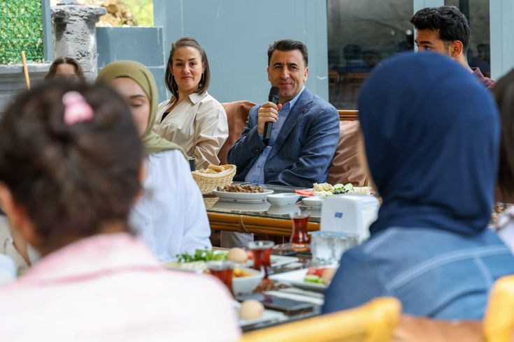Tunceli Valisi Şefik Aygöl'den öğrencilere bayram sürprizi
