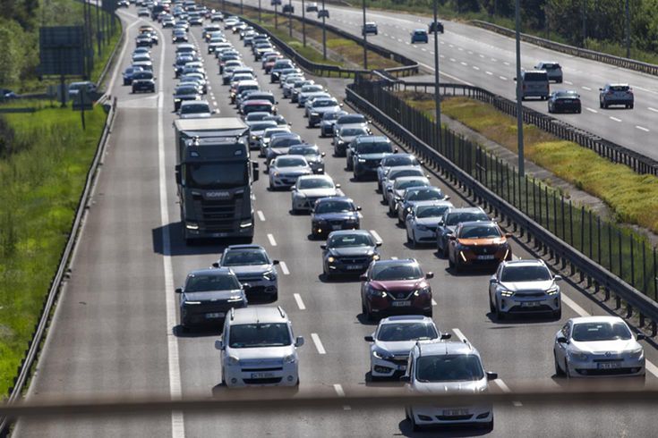 Tatilciler dönüşe geçti, 4 ilde trafik durdu