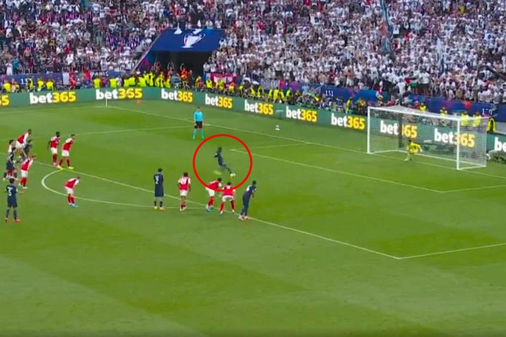 Dembele'nin penaltısından sonra Paris tribünleri alev aldı